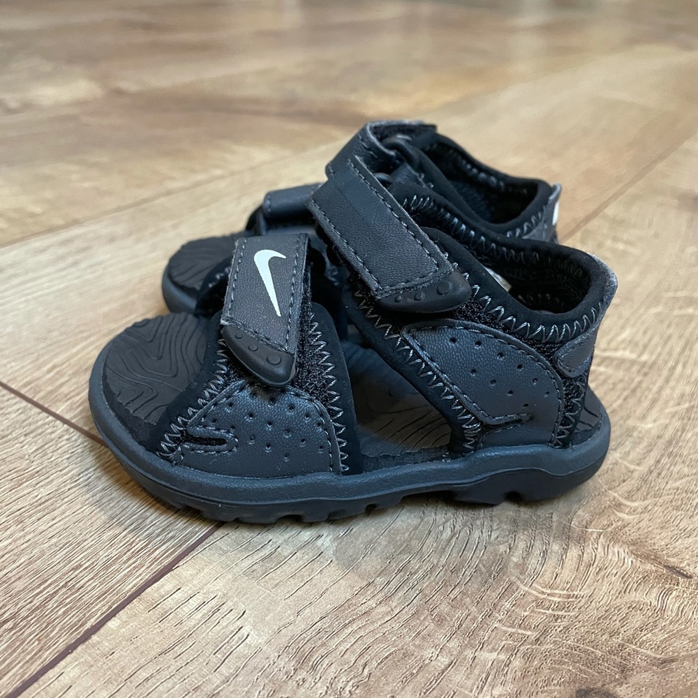 Baby Boy Nike Sandals size 2 C/ EUR 17